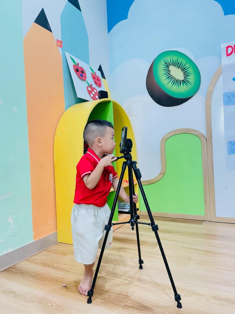 Trải Nghiệm Tuyệt Vời: Các Bé Kiwi Hoá Thân Phóng Viên Dự Báo Thời Tiết