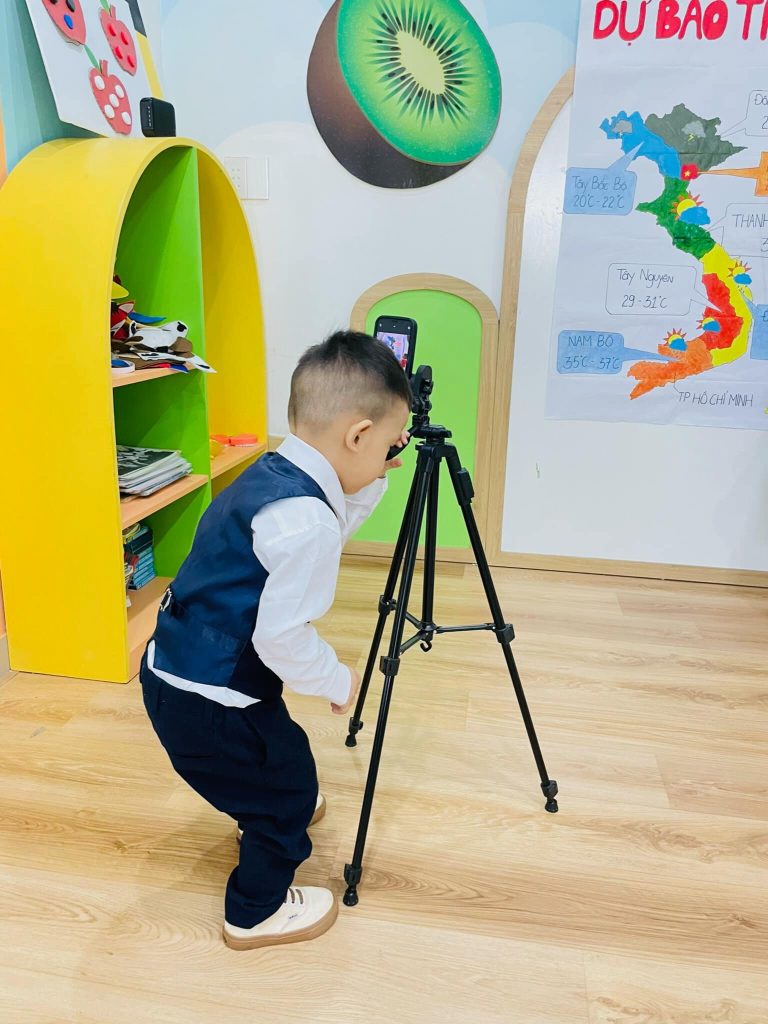 Trải Nghiệm Tuyệt Vời: Các Bé Kiwi Hoá Thân Phóng Viên Dự Báo Thời Tiết