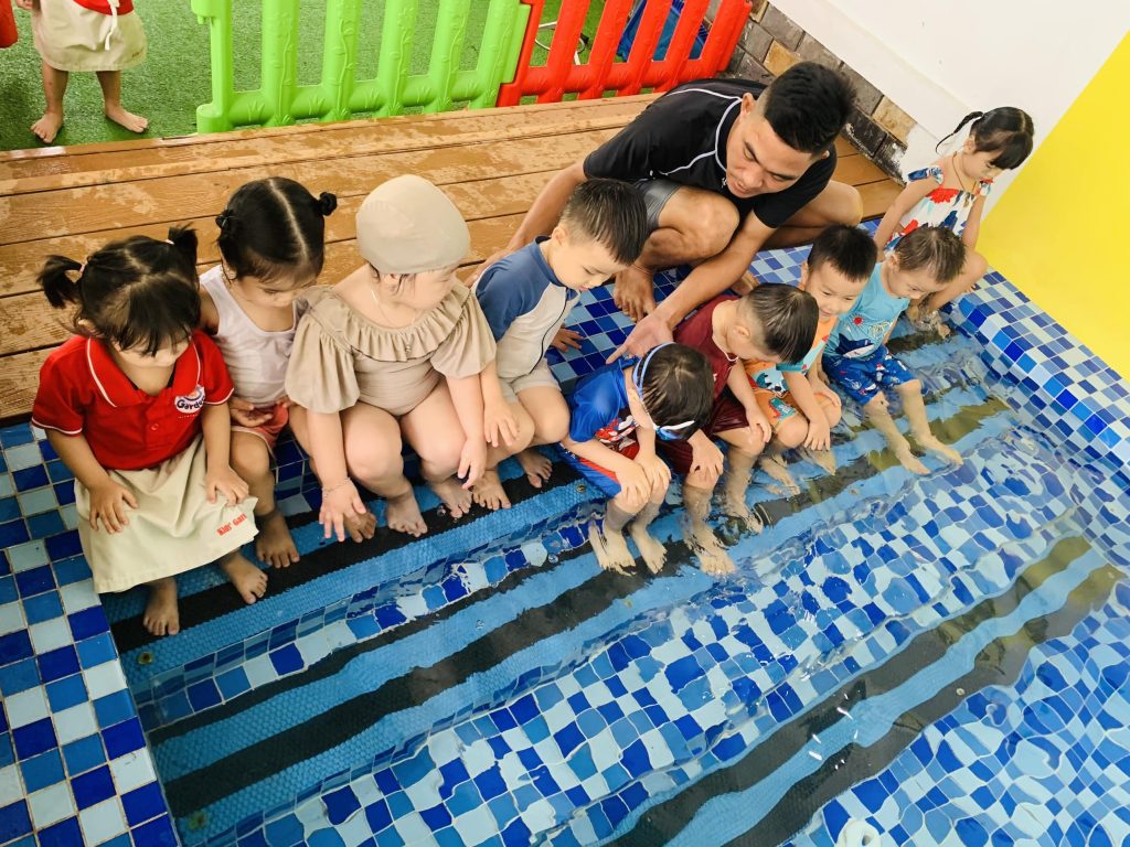 Kỹ Năng Sinh Tồn - Tầm Quan Trọng Của Việc Dạy Trẻ Biết Bơi Lội