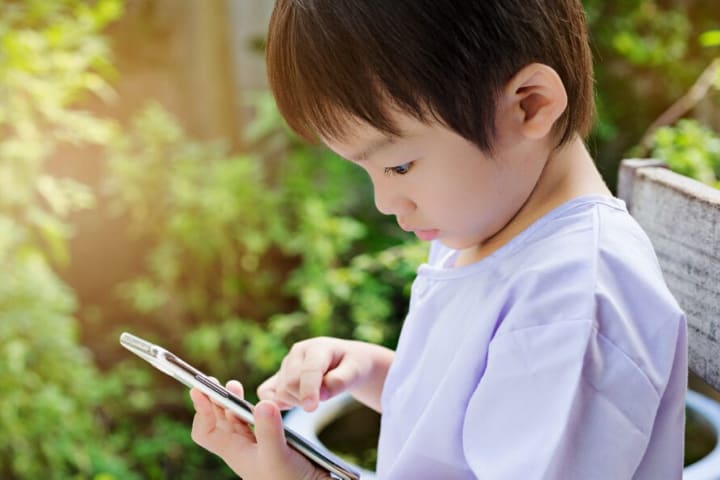 Tác Hại Của Việc Sử Dụng Điện Thoại Thông Minh Đến Sự Phát Triển Của Trẻ