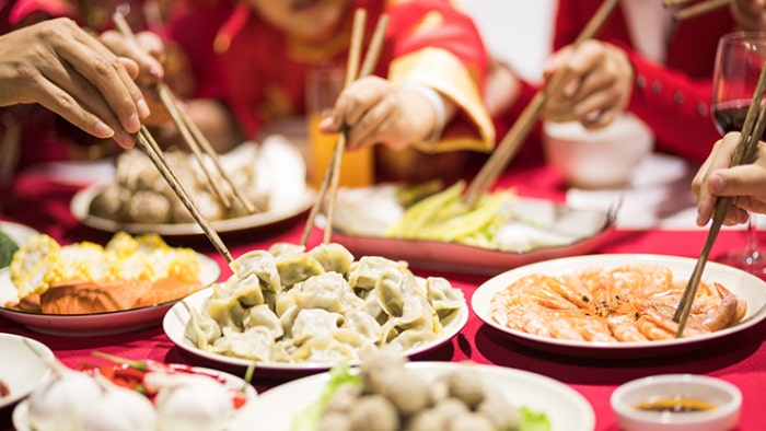 Cách Cư Xử Trên Bàn Ăn – Tấm Gương Phản Chiếu Sự Giáo Dục Của Một Đứa Trẻ