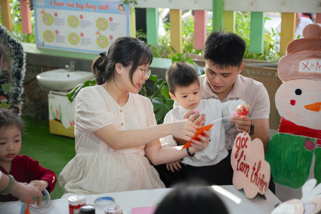 Merry Christmas - Giáng Sinh Ấm Áp & Rực Rỡ Tại Gia Linh FNG