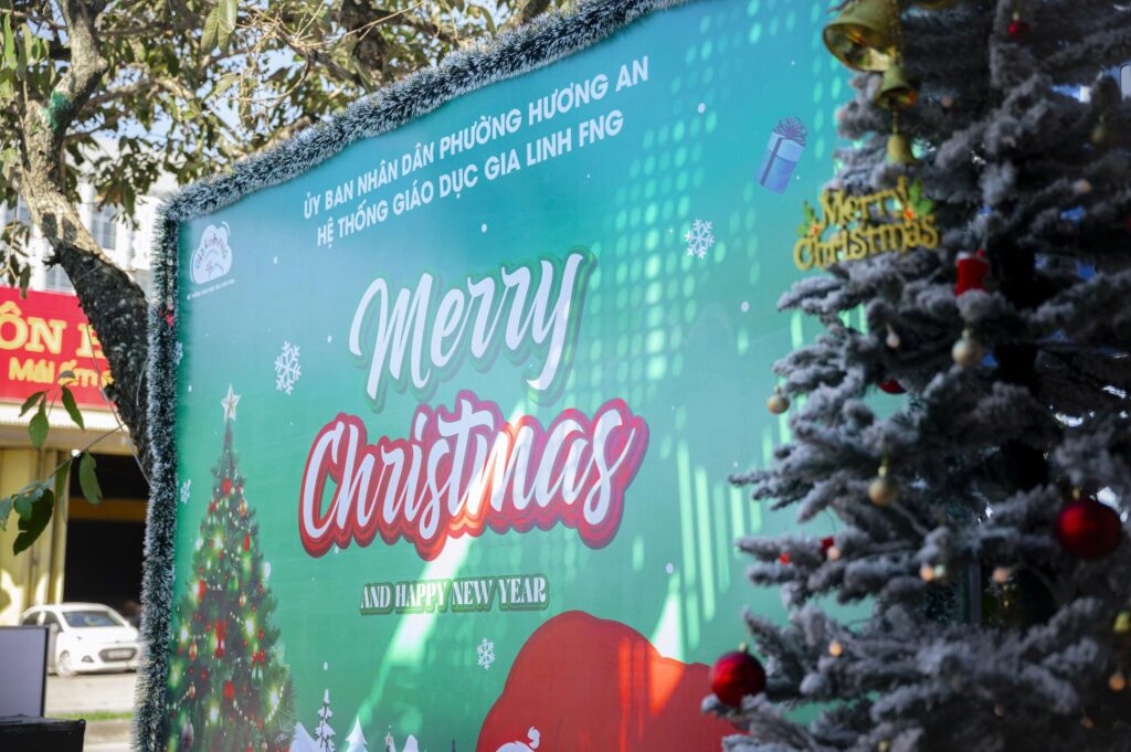 Merry Christmas - Giáng Sinh Ấm Áp & Rực Rỡ Tại Gia Linh FNG