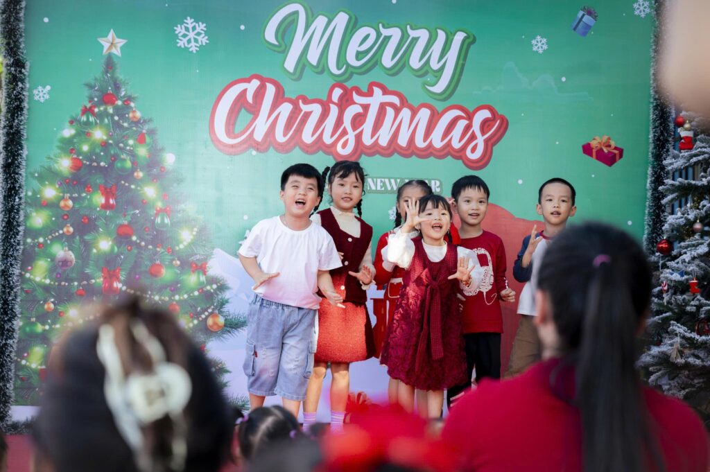 Merry Christmas - Giáng Sinh Ấm Áp & Rực Rỡ Tại Gia Linh FNG