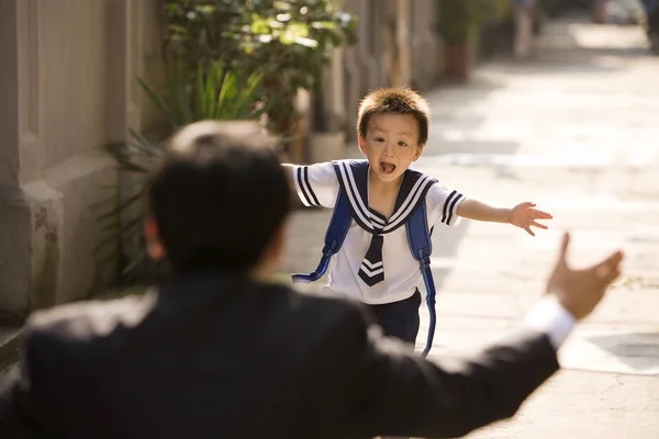 Gợi Ý Hơn 70 Câu Hỏi Giúp Cha Mẹ Trò Chuyện Cùng Trẻ Mỗi Ngày